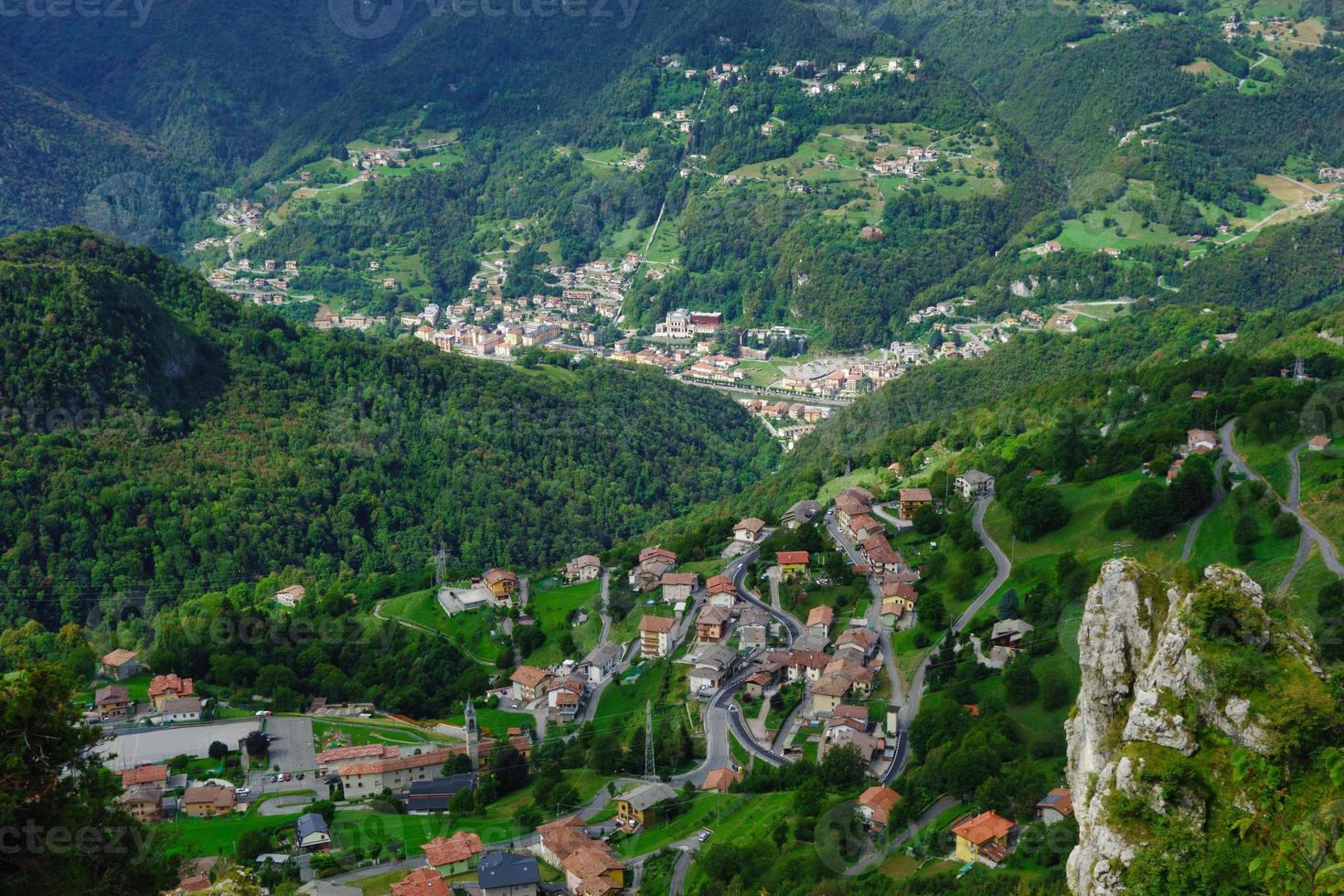 Umgebung von San Pellegrino Terme. Dorf Santa Croce foto