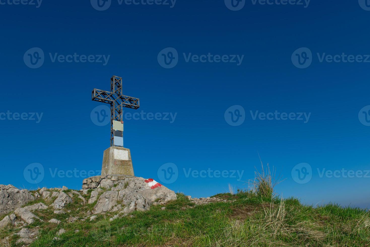 Gipfelkreuz eines Berges foto