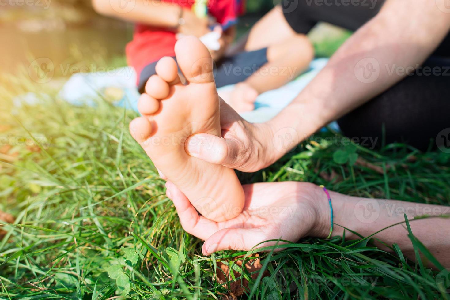 Fußreflexzonenmassage eines Kindes foto