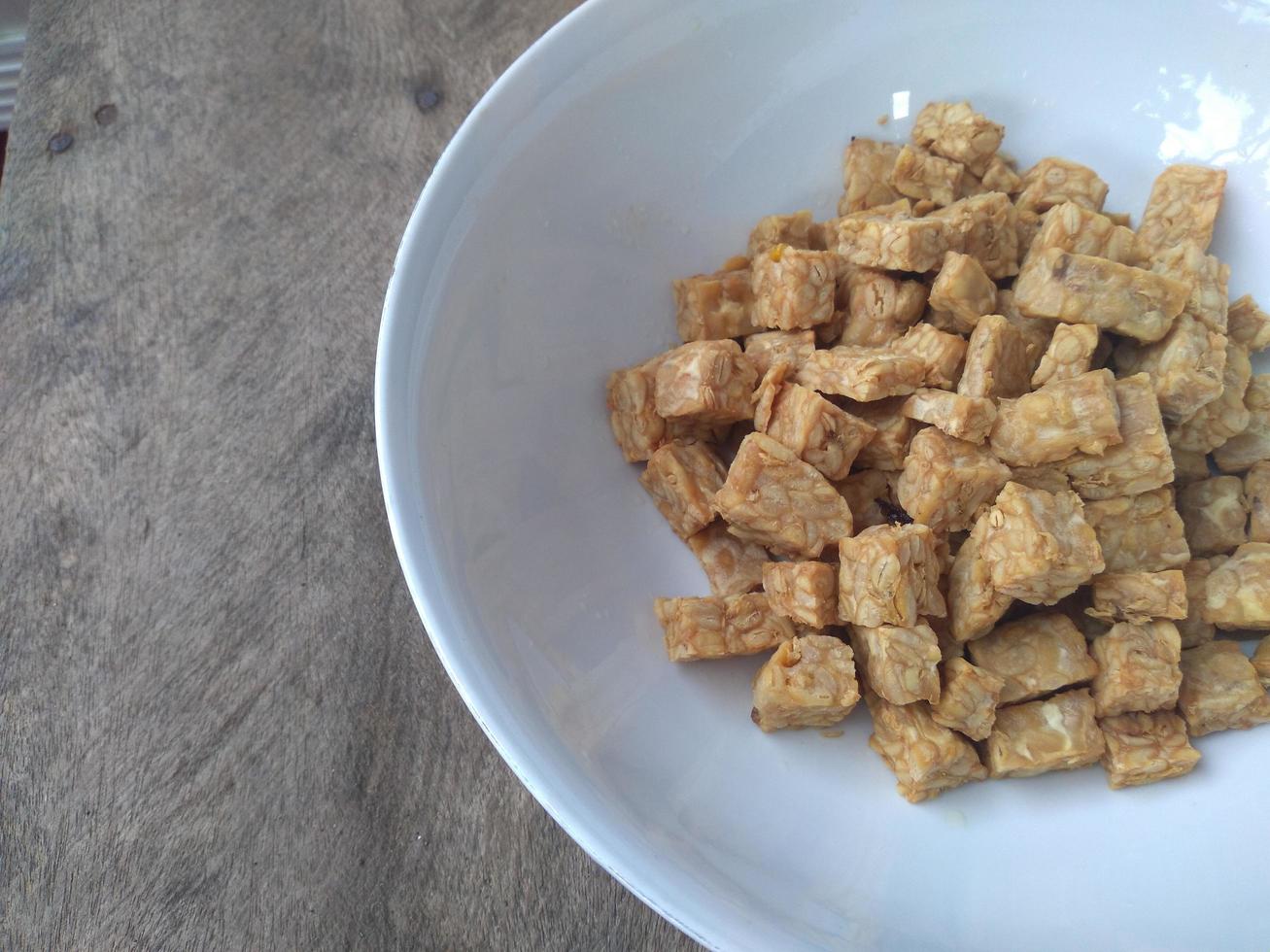 berühmtes Essen der javanischen Küche, Tempe oder Tempeh, hergestellt aus einem Fermentationsprozess, der Sojabohnen in eine Kuchenform bindet, in Scheiben geschnitten und gebraten. berühmt in indonesien und malaysia foto