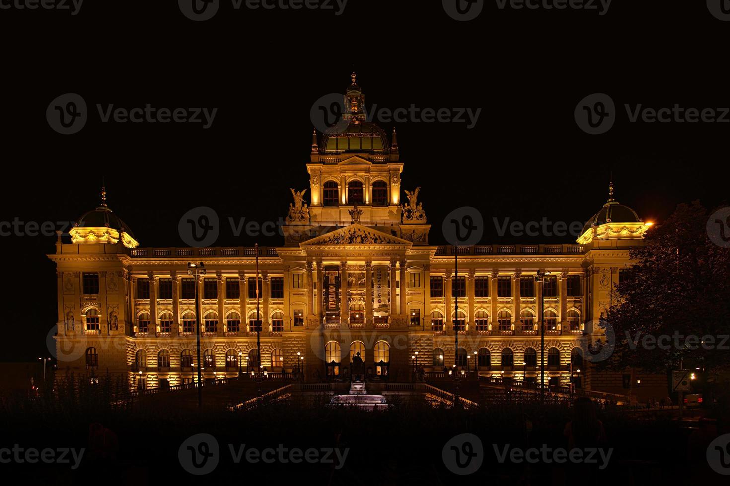 Prager Nationalmuseum bei Nacht foto