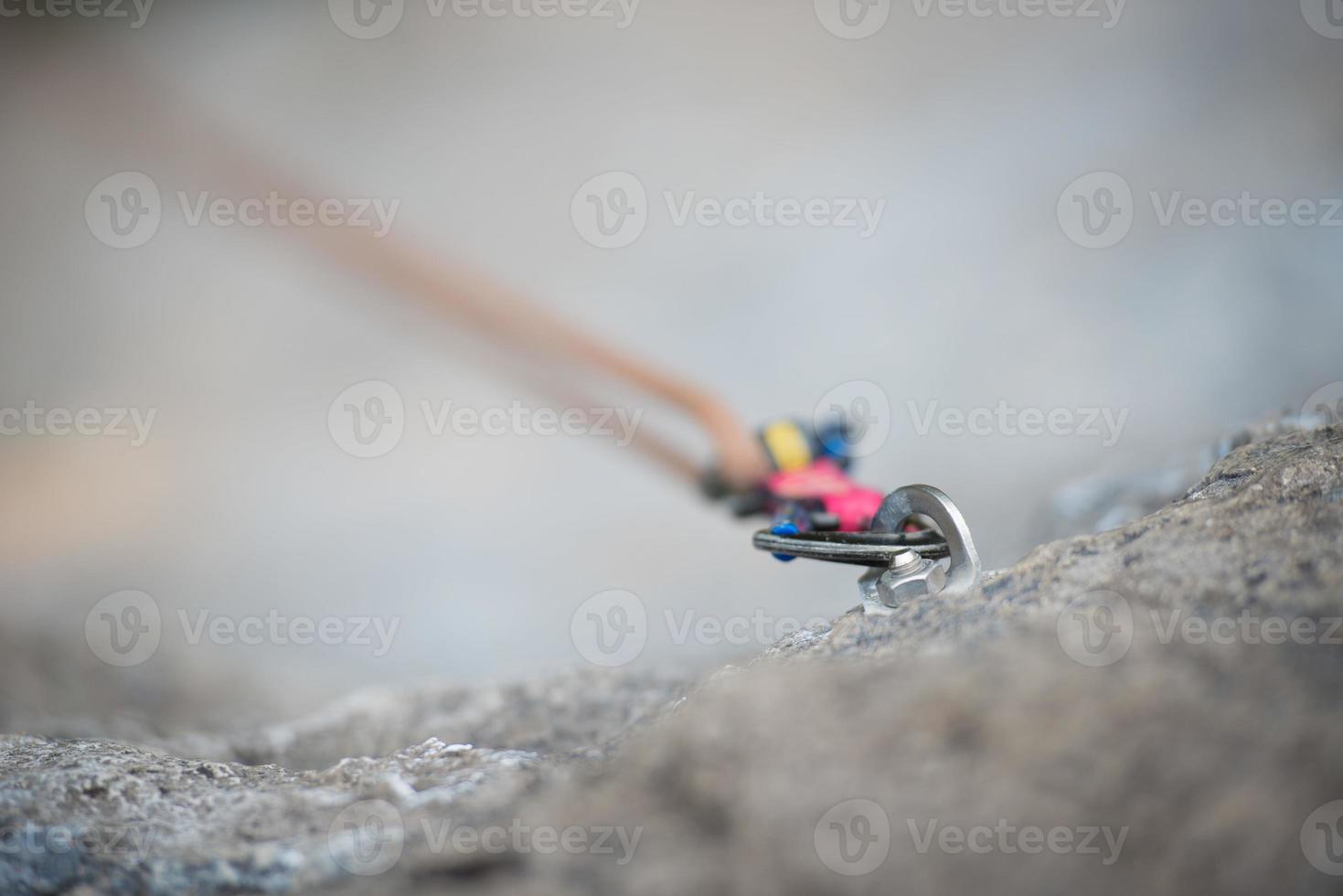 Felskarabiner mit an der Wand befestigtem Seil foto