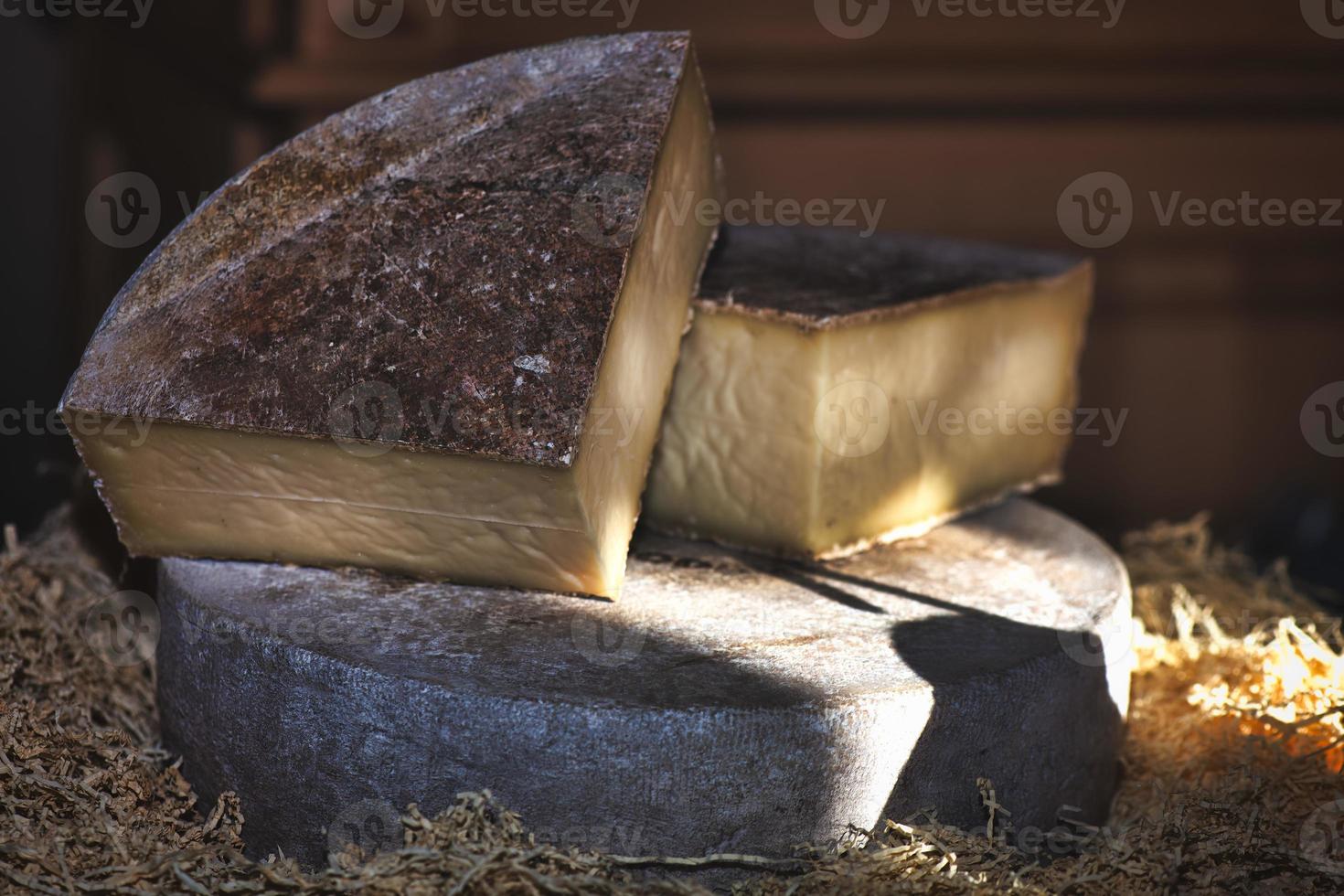 Echter Käse aus den italienischen Bergen foto