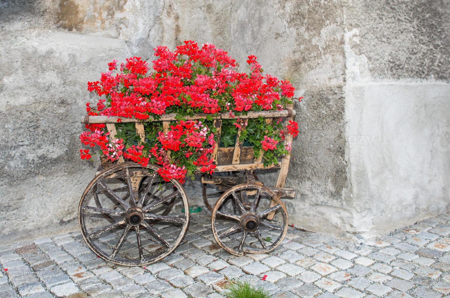 antiker Wagen mit roten Blumen foto