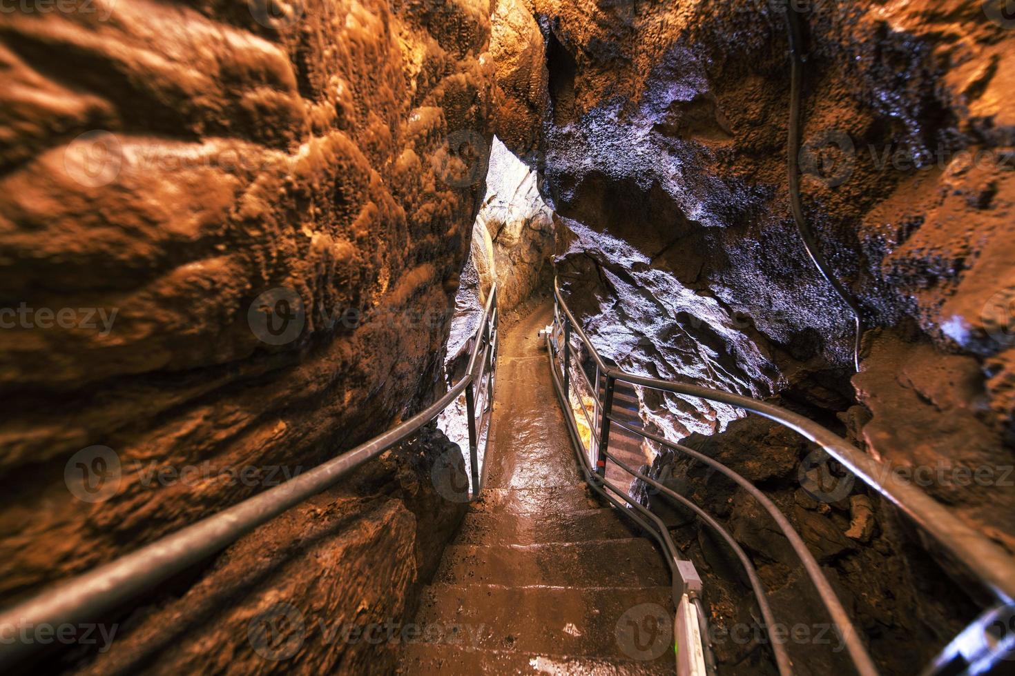 Abstieg in Kalksteinhöhlen für speläologische Besichtigungen foto