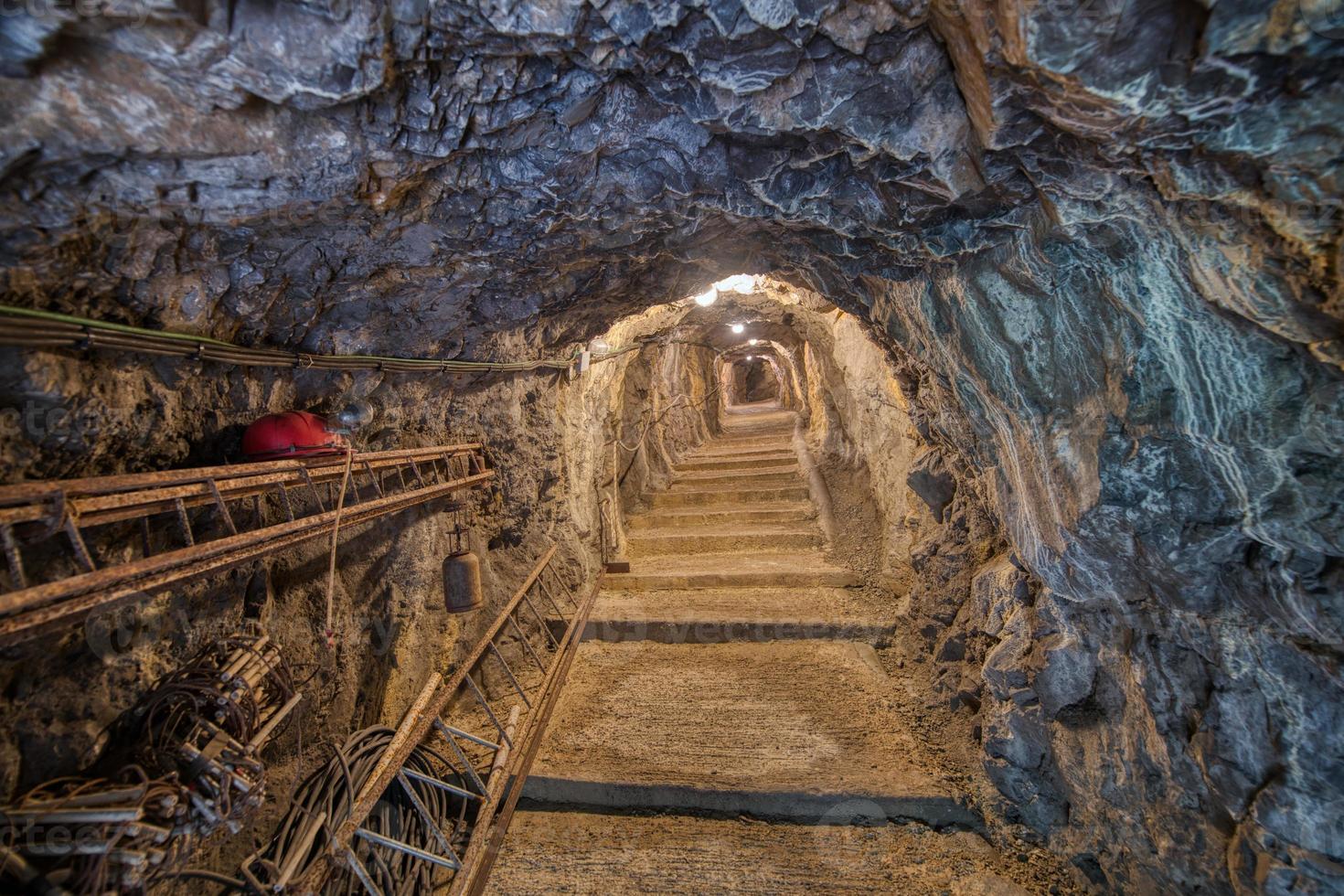 eingang zu den touristischen kalksteinhöhlen im brembana-tal bergamo italien foto