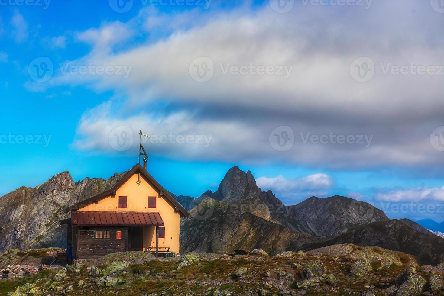 Alphütte in den italienischen Alpen foto