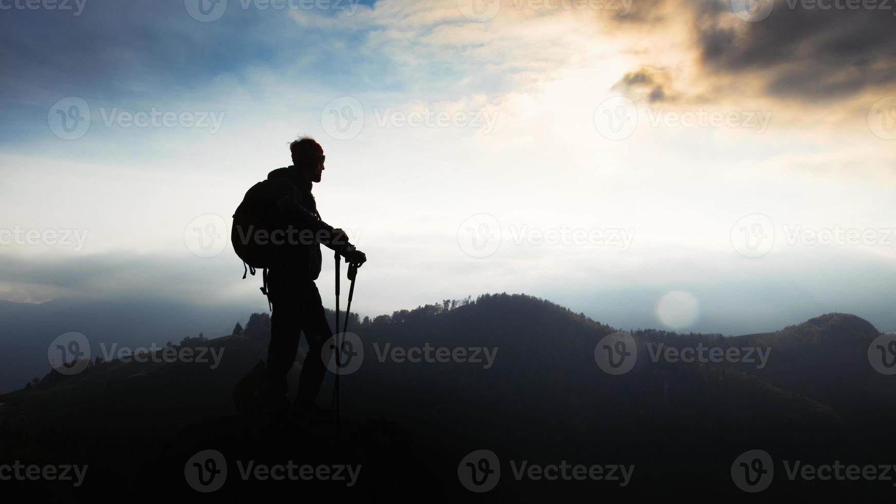 Mann während einer religiösen Pilgerfahrt bei Sonnenuntergang foto