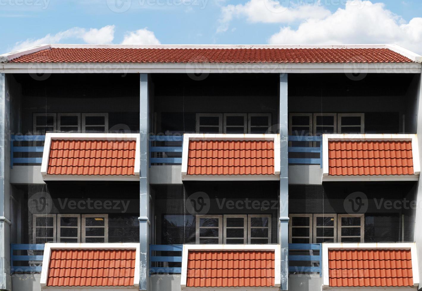 Muster orangefarbenes Dach auf dem Gebäude foto