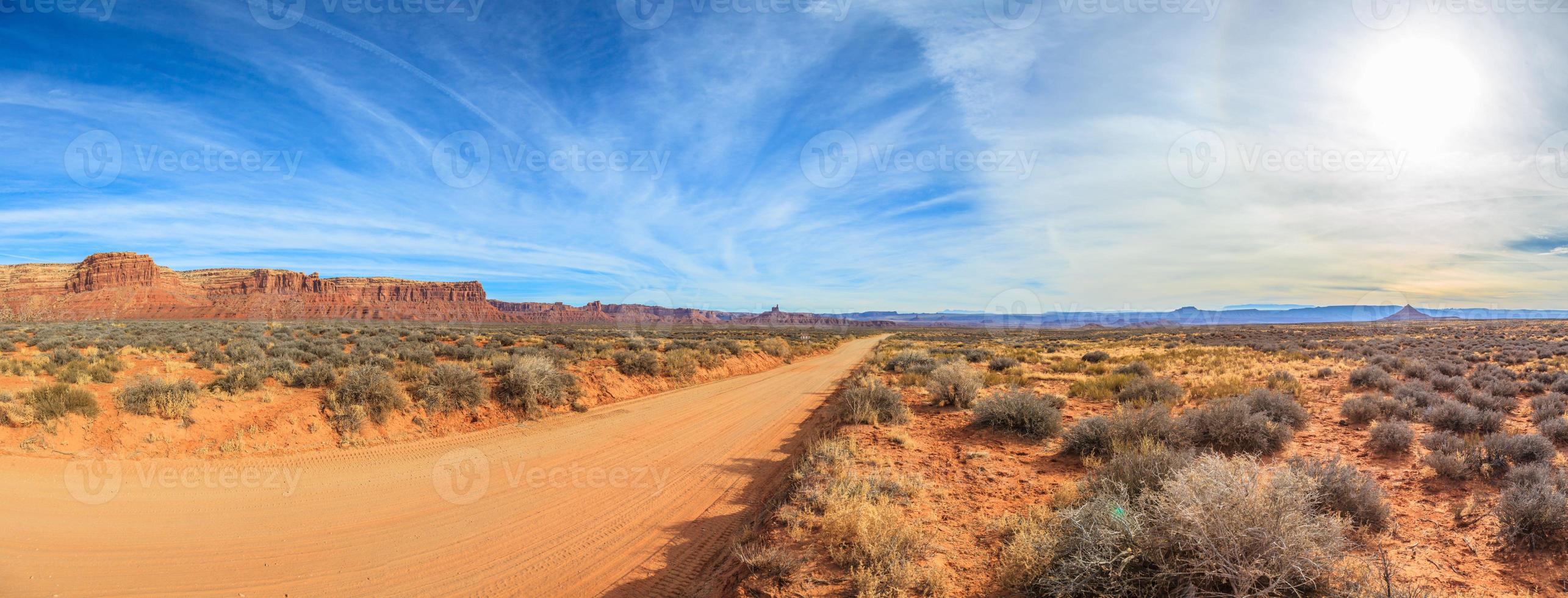 Schotterweg in der Wüste von Arizona foto