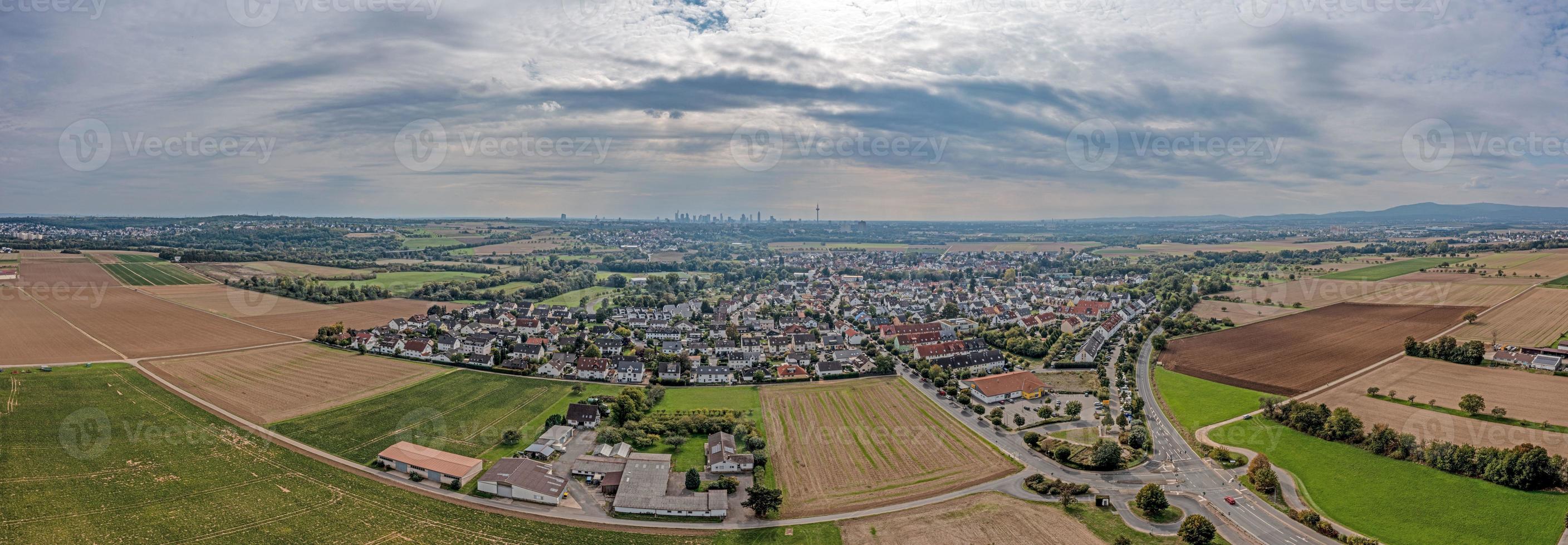 Drohnenpanorama über den Frankfurter Vorort Harheim foto