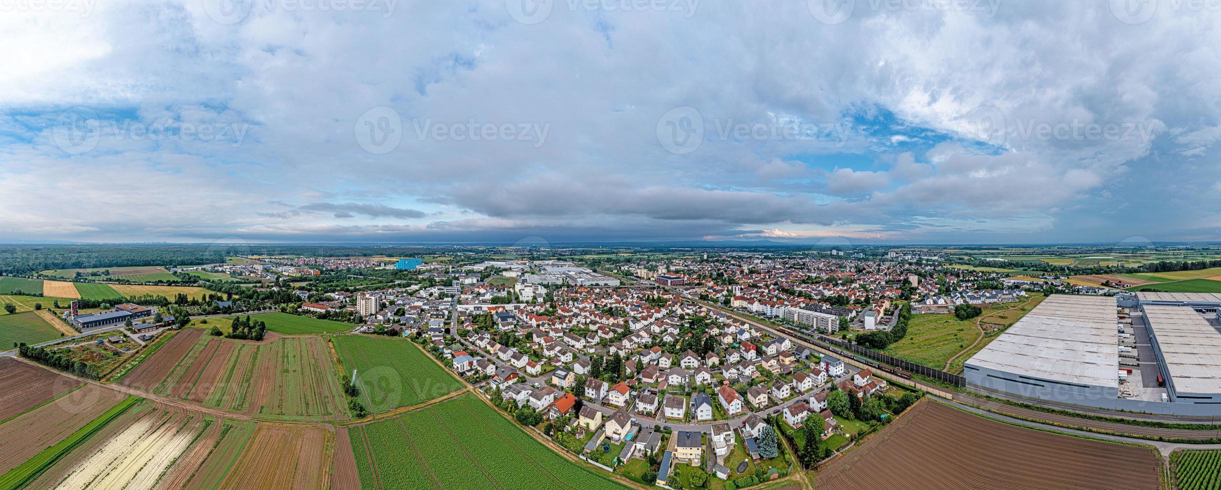 Drohnenpanorama der deutschen Kreisstadt Groß-Gerau in Südhessen am Abend gegen bewölkten Himmel foto