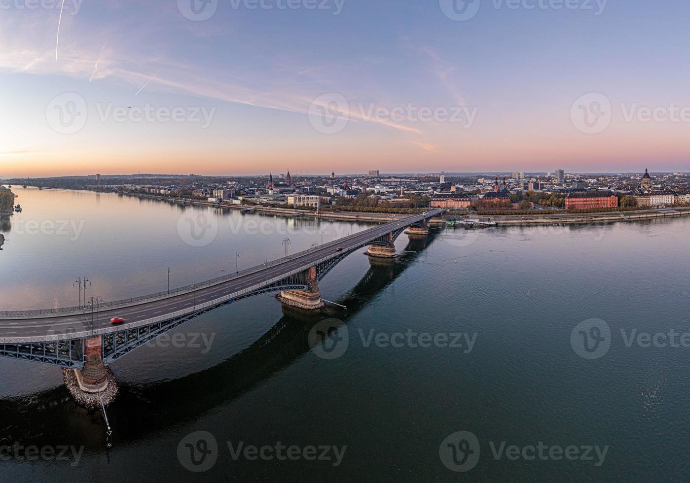 Drohnenpanorama am Rhein über die Theodor-Heuss-Brücke am Mainzer Rheinufer bei Sonnenaufgang foto