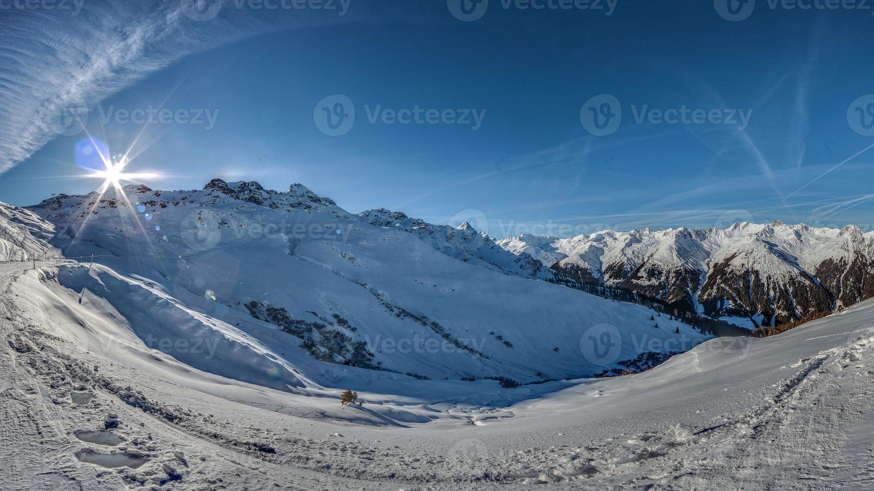 Panoramabild über ein Skigebiet in Österreich foto