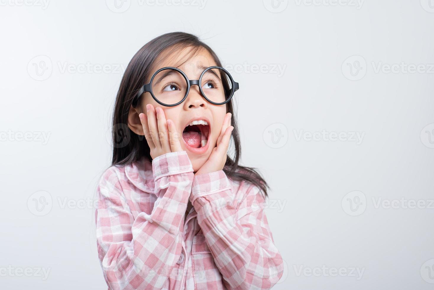 kleines Mädchen asiatischer schockierter weißer Hintergrund foto