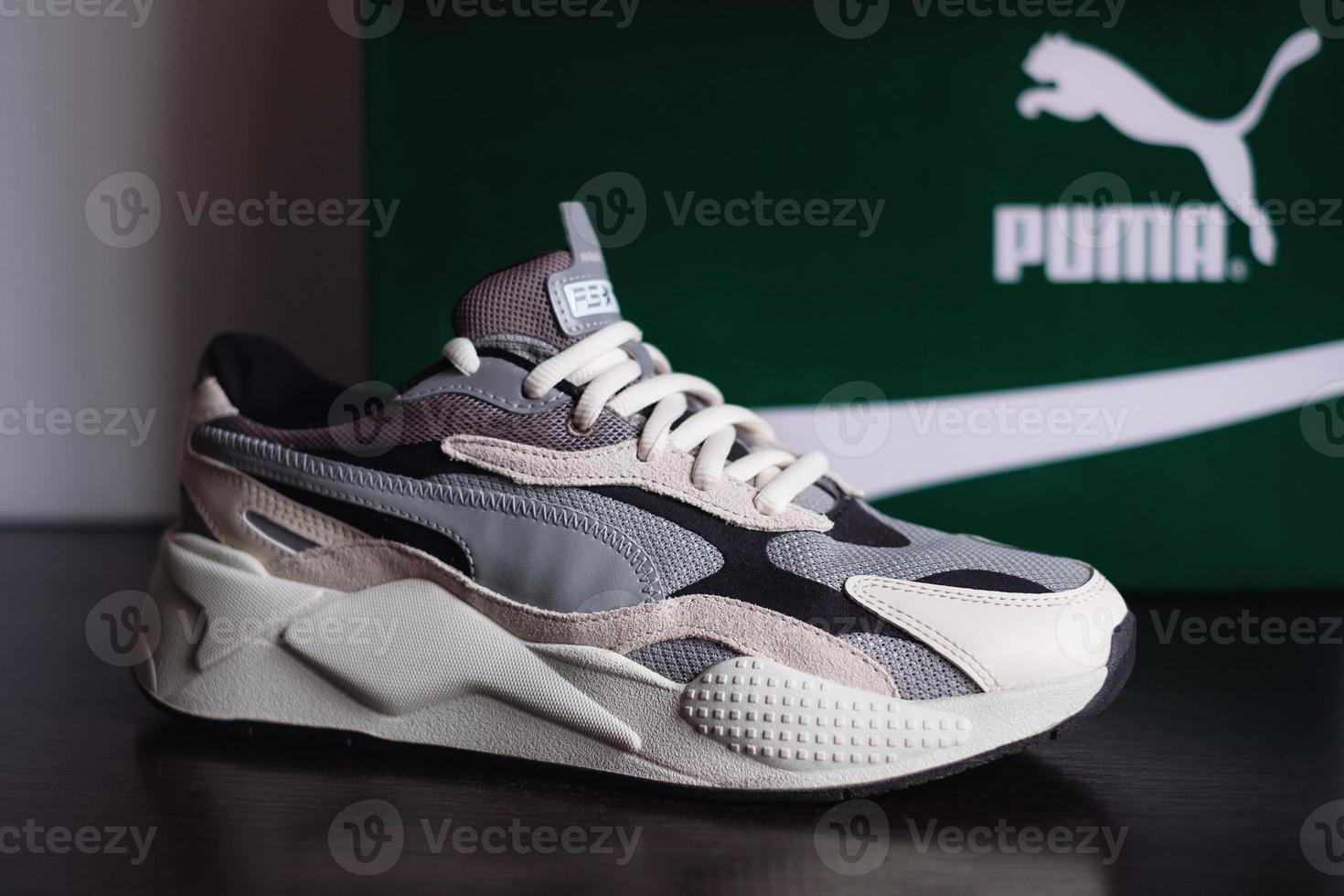 minsk, weißrussland - 4. märz 2020 puma rs-x3 puzzle sneakers, laufschuhe mit puma-logo an der box foto