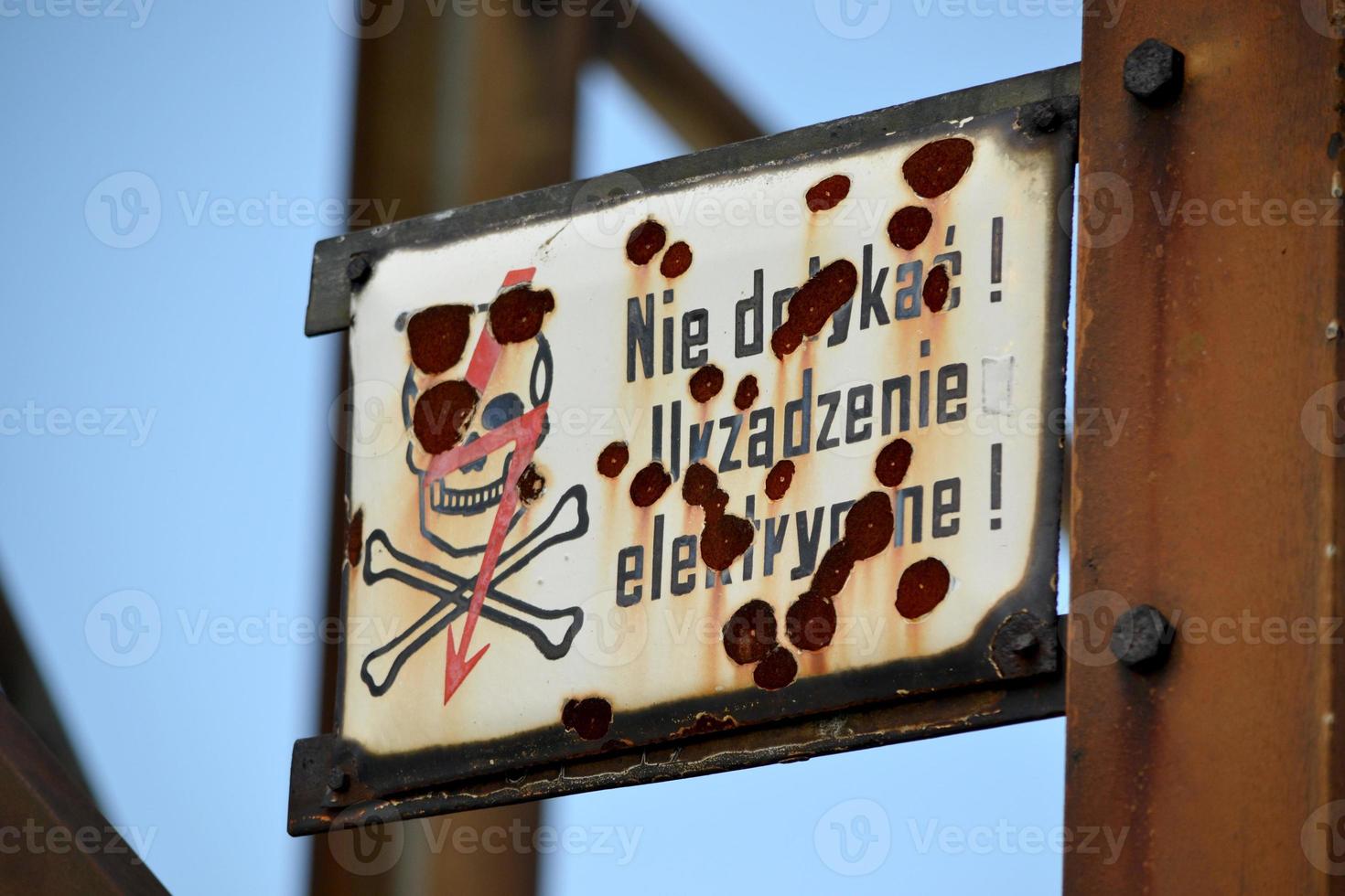 Hochspannungswarnschild - Schädel, Blitzschild und gekreuzte Knochen foto