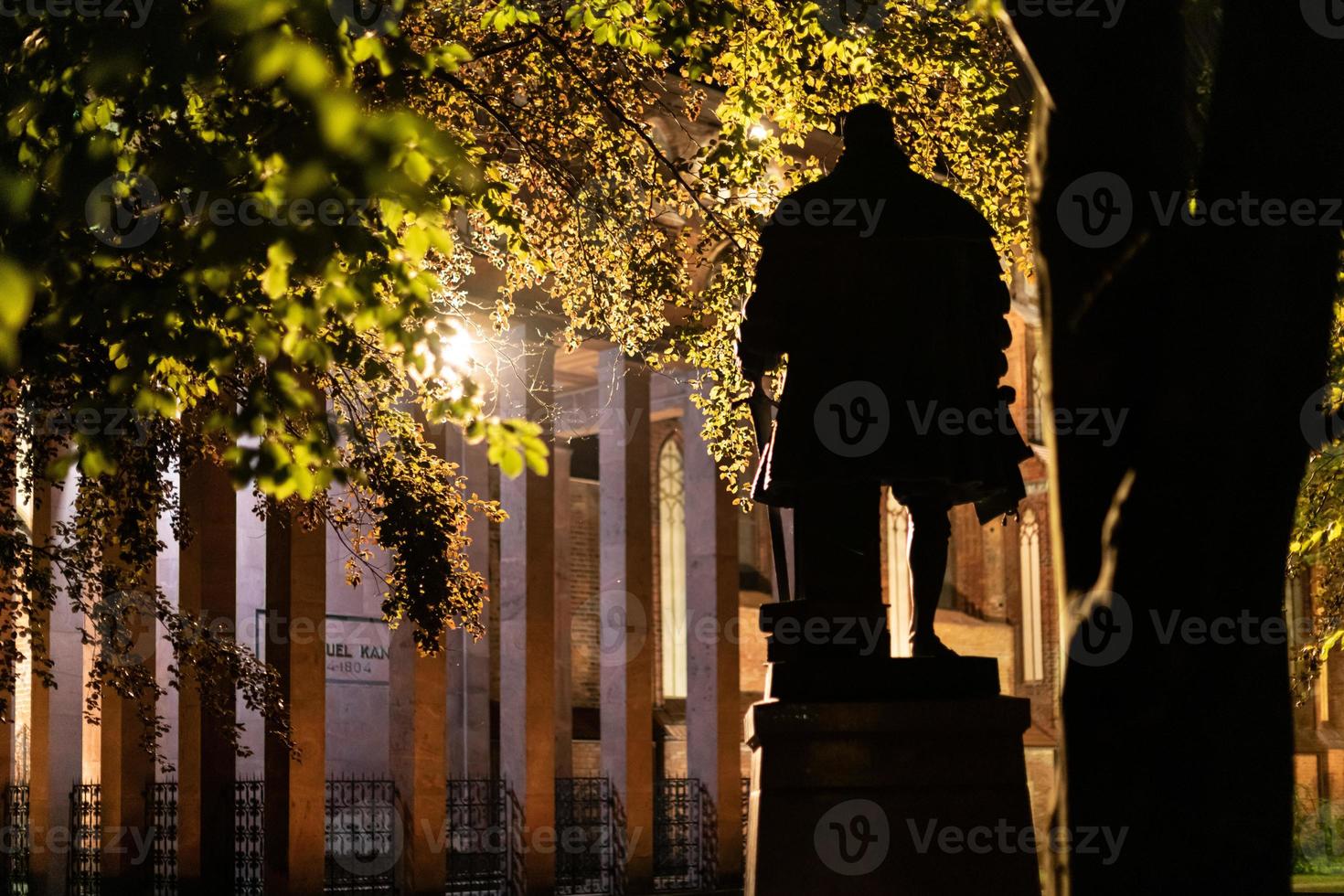 denkmal für herzog albrecht und immanuel kant grab bei nacht. Denkmal für deutsche Philosophen. Kaliningrad, Königsberg, Russland. foto