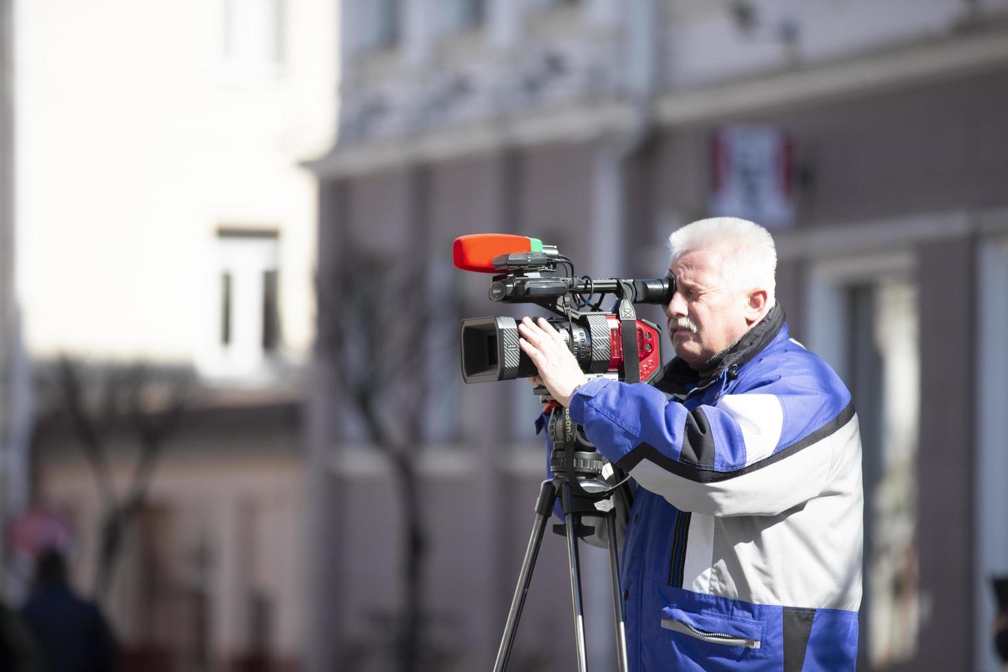 weißrussland, gomil 09.05.2021. Urlaub in der Stadt. Ein Videofilmer mit einer Videokamera dreht einen Bericht. foto