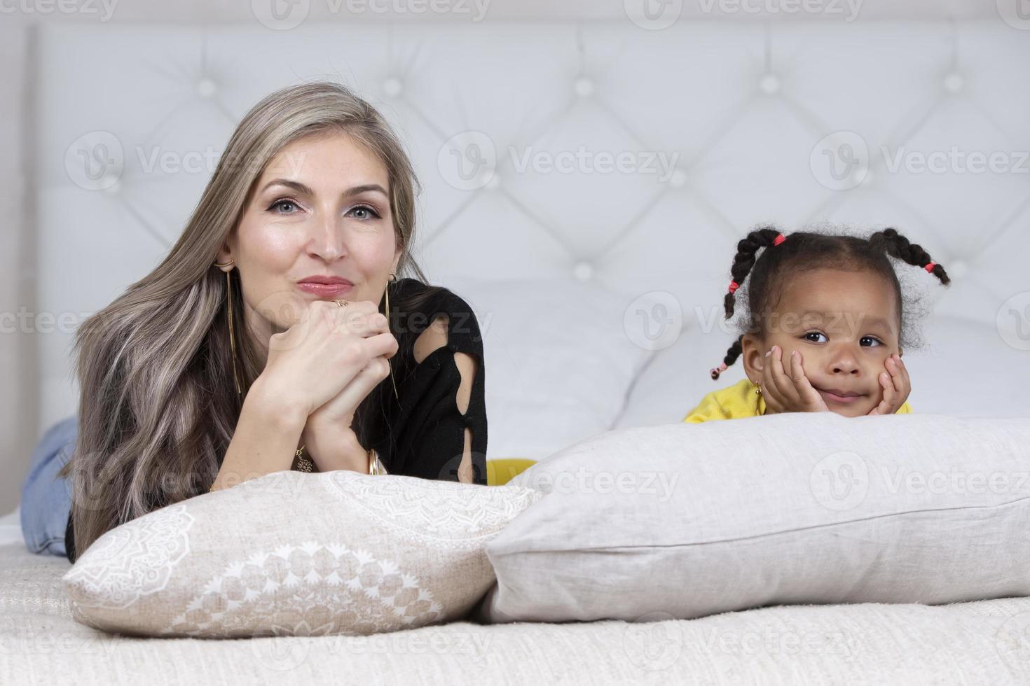 multiethnische mutter und tochter. fröhliche mutter mit kleiner tochter afrikanischer nationalität. Familie aus verschiedenen Rassen. foto