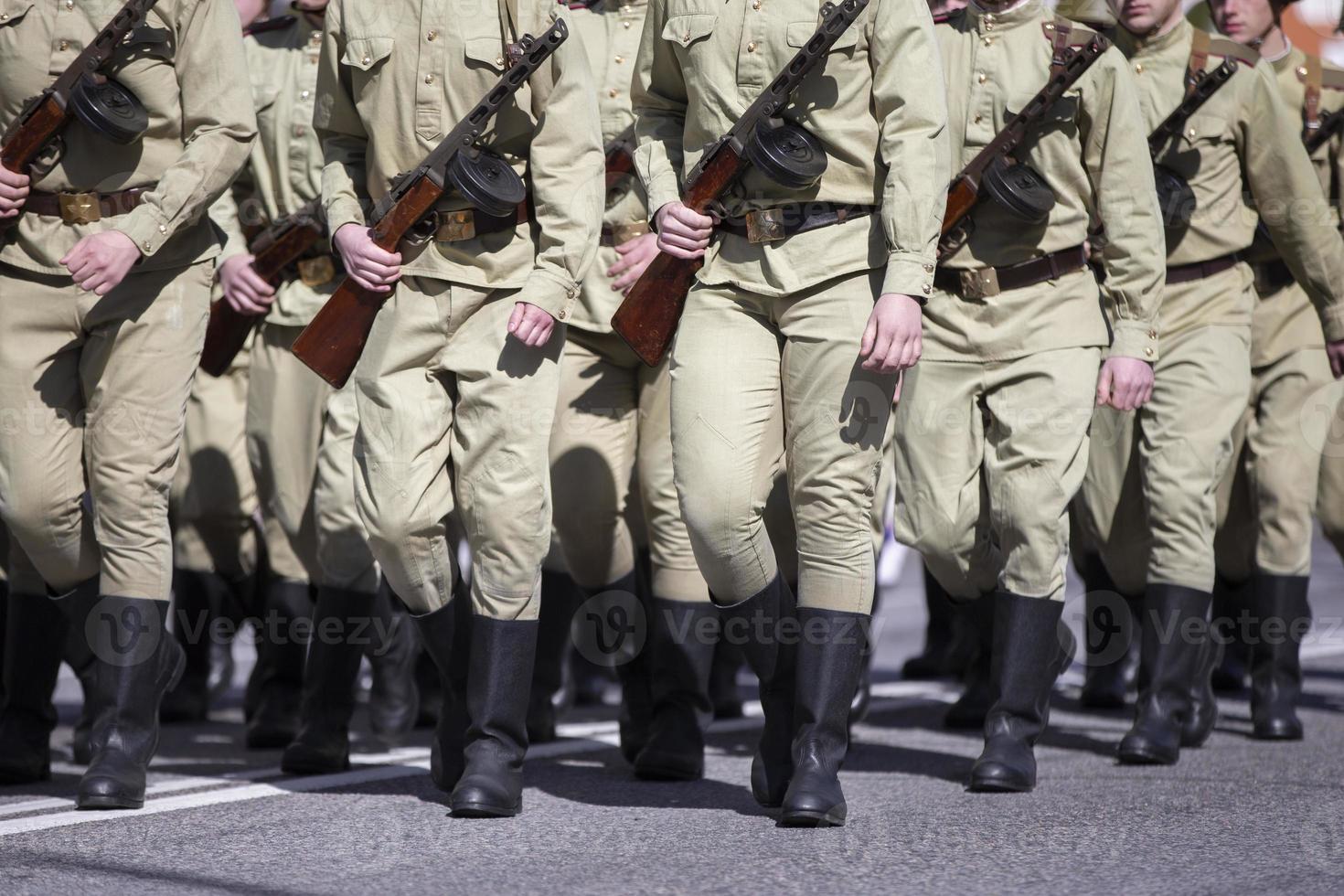 Russische Soldaten in Planenstiefeln mit Waffen sind in den Reihen. foto