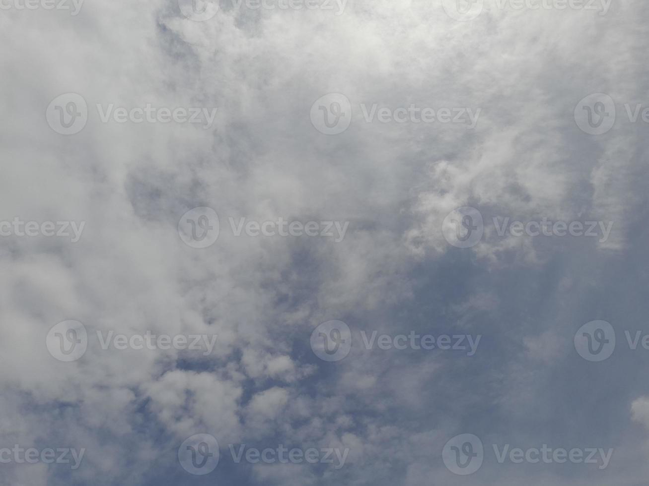 dunkler himmel mit wolken tagsüber auf der insel lombok, indonesien foto