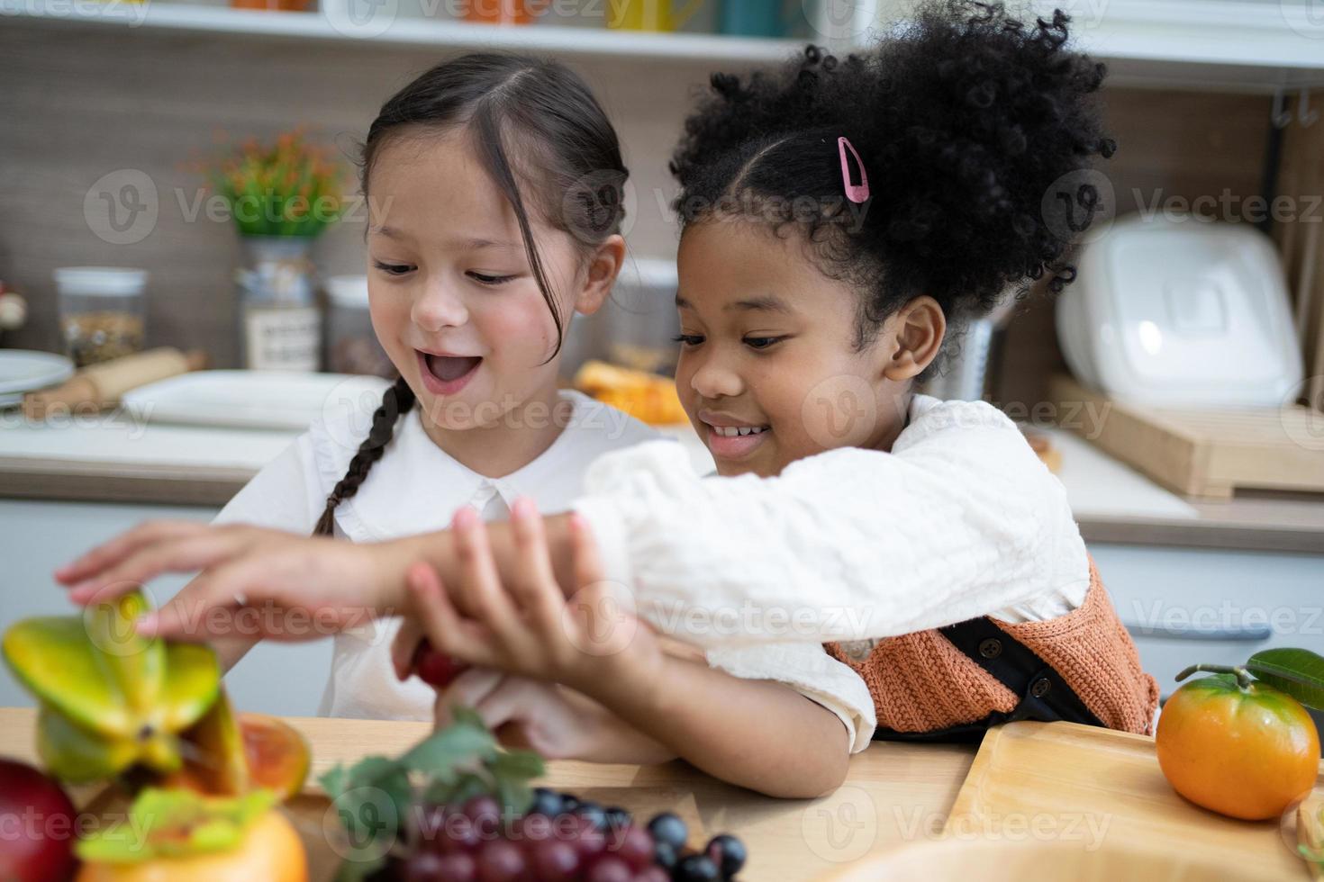 Das Kind spielt Obst. Kinder, die auf Spielzeugküchenkochen liegen. Kinder pädagogische, kreative Spiele. foto