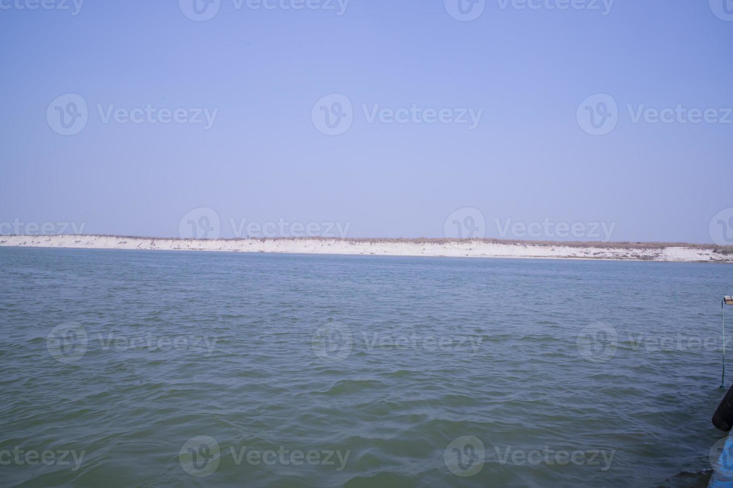 padma river bluewater und sandinsel mit blauem himmel schöne landschaftsansicht foto