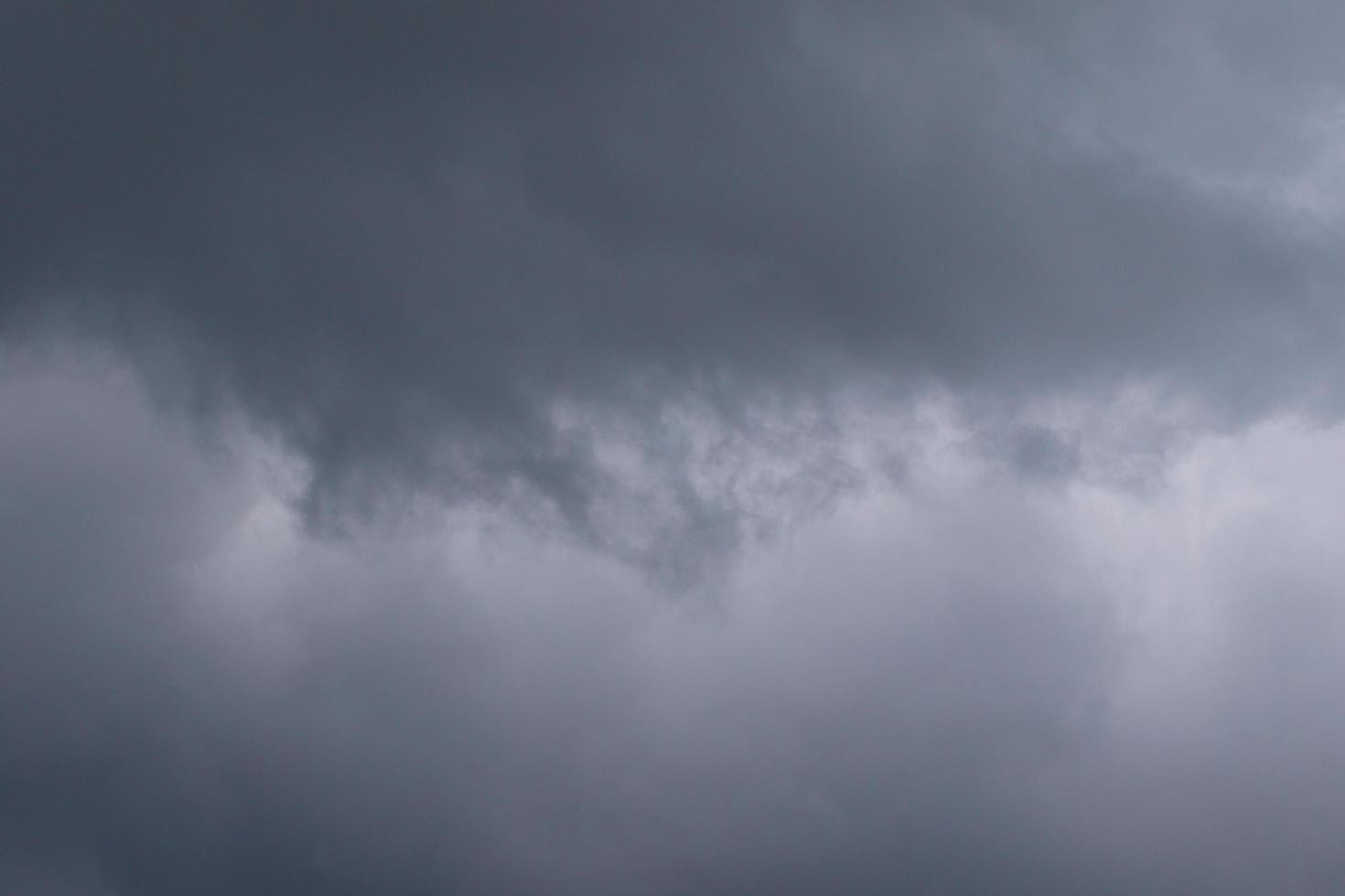 stürmisches Wetter und dunkle Wolken foto