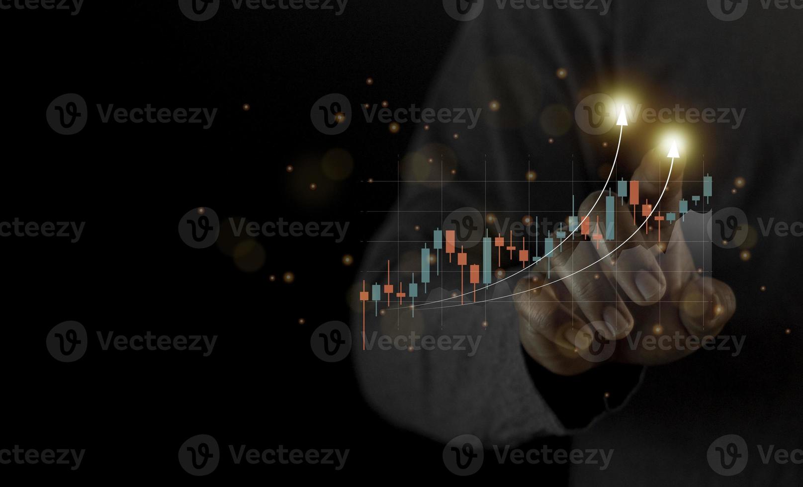 geschäftsmann verwendet virtuelle zunehmende technische grafik und pfeil nach oben für die händleranalyse. Aktien, Kryptowährungs-Chart-Händler, Handel, Investition. foto