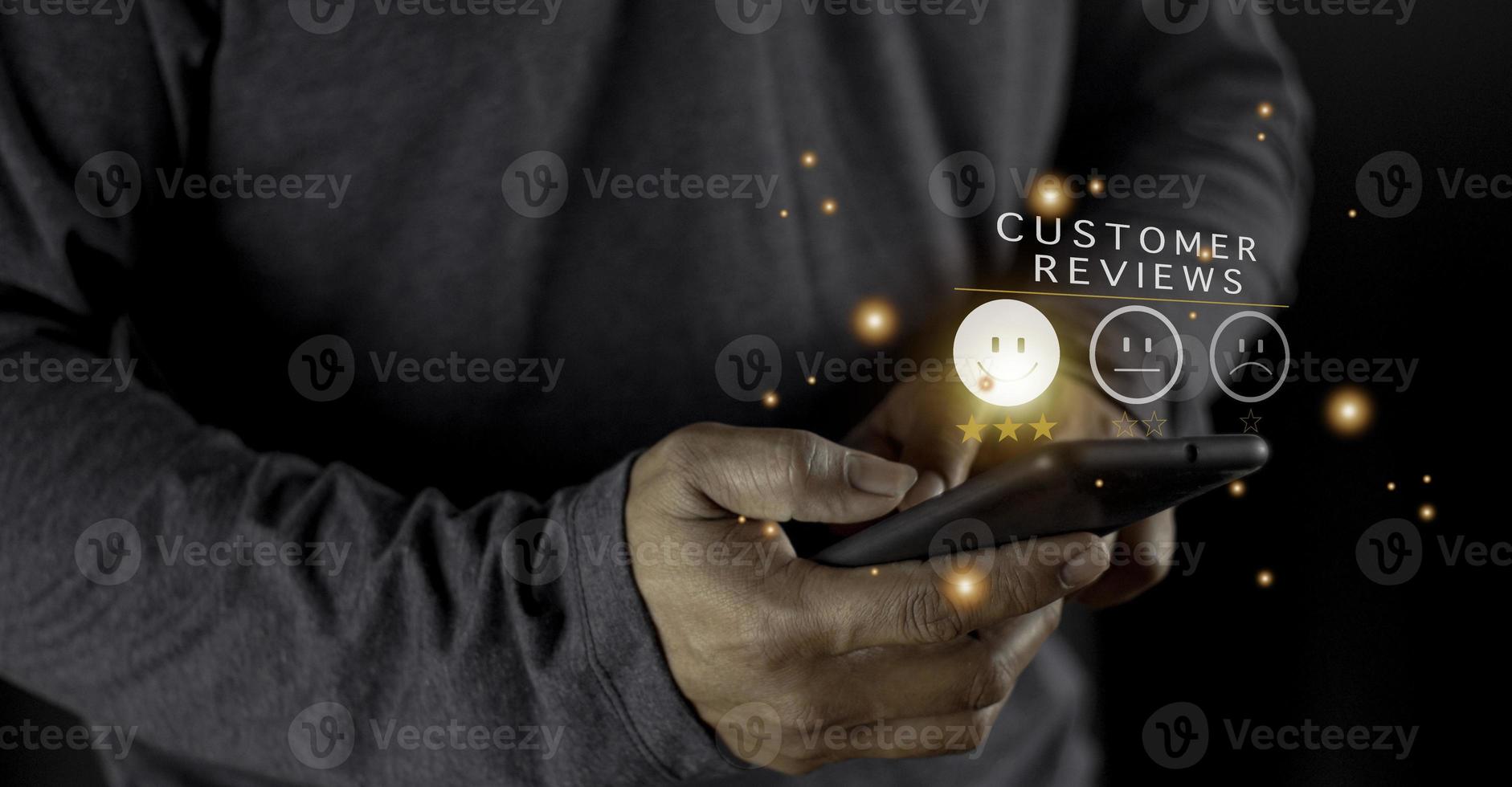 Geschäftsmann drückt Smiley Emoticon auf virtuellem Touchscreen. Kundenservice-Bewertungskonzept. hervorragende Bewertung des Kundendienstes. foto