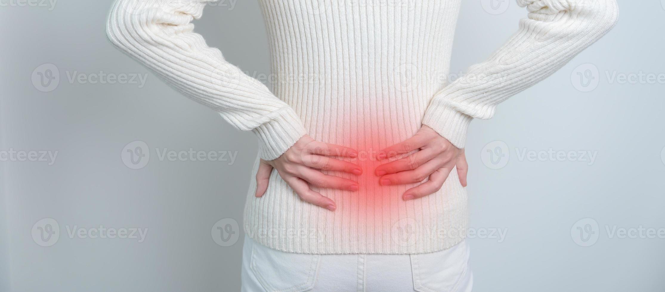 Frau mit Rückenschmerzen. harnsystem und steine, krebs, weltnierentag, chronischer nierenmagen, leberschmerzen und bauchspeicheldrüsenkonzept foto