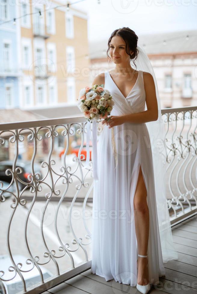 Vorbereitungen für die Braut mit dem Anziehen des Hochzeitskleides foto