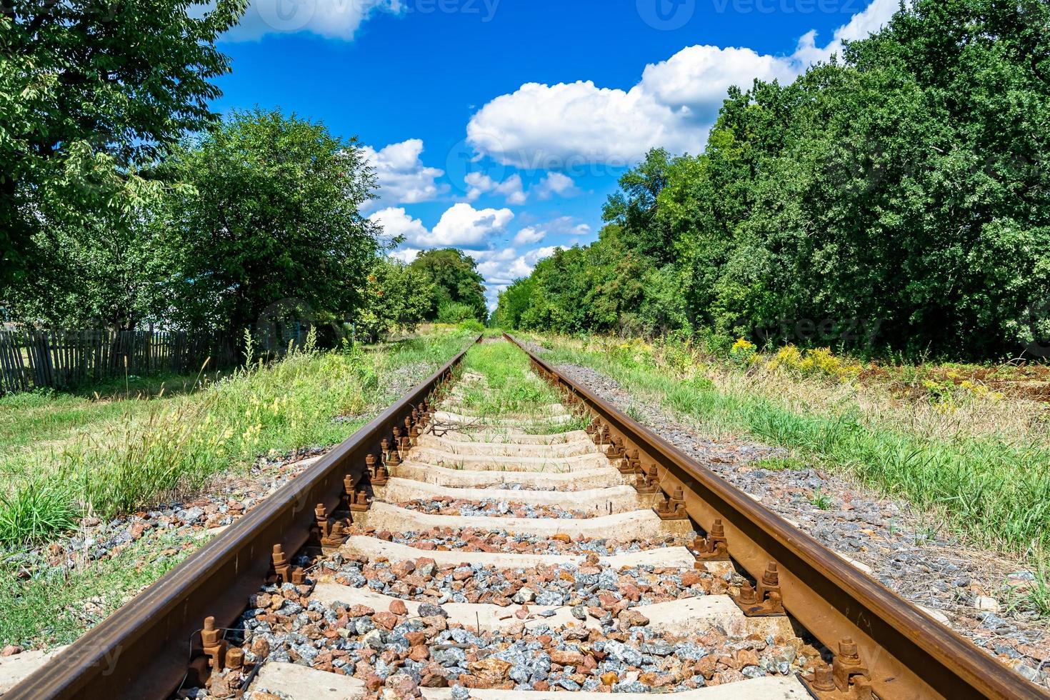 Fotografie zum Thema Eisenbahnstrecke nach dem Passieren des Zuges auf der Eisenbahn foto