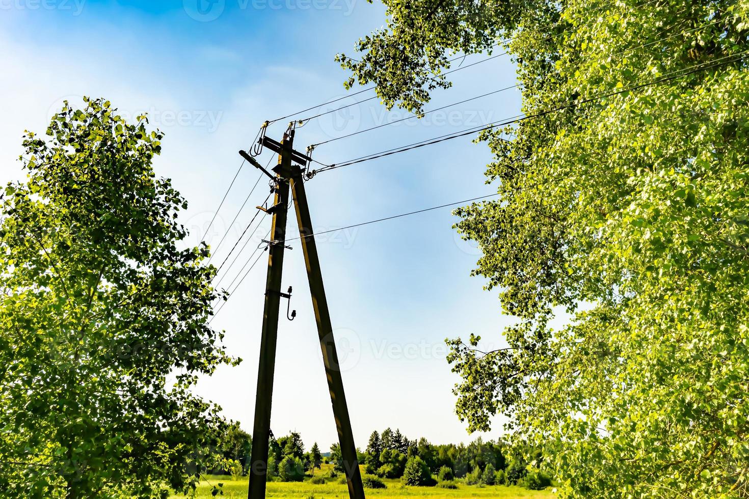 Strommast mit Liniendraht auf farbigem Hintergrund Nahaufnahme foto