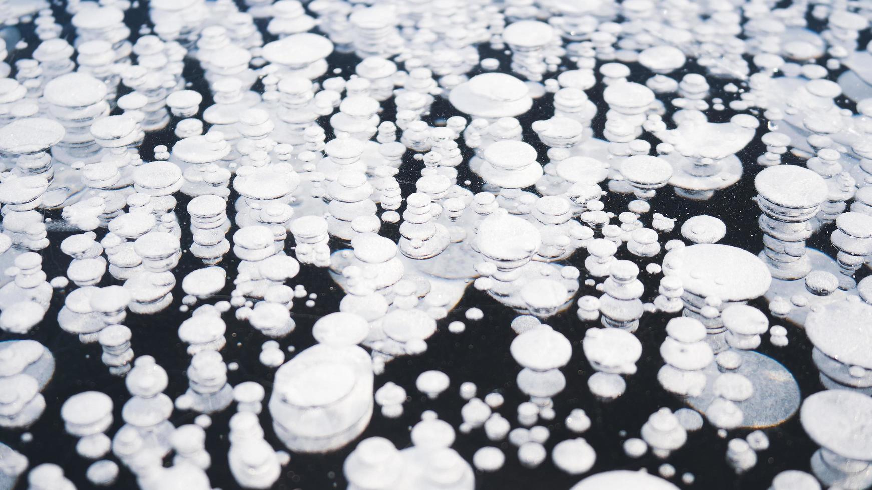 gefrorene Luftblasen natürlicher Hintergrund. foto