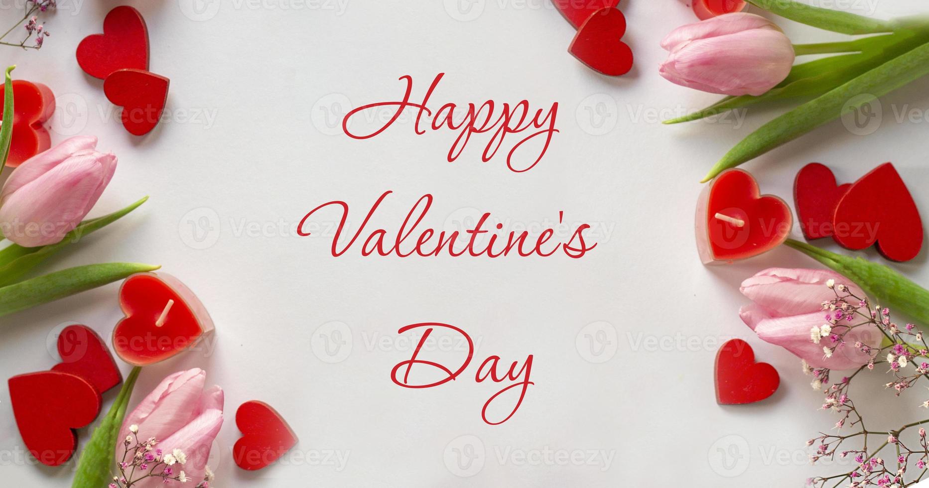 Valentinstag. Valentinstag Hintergrund. valentinstagkonzept tulpen und rote herzen. schriftzug zum valentinstag foto