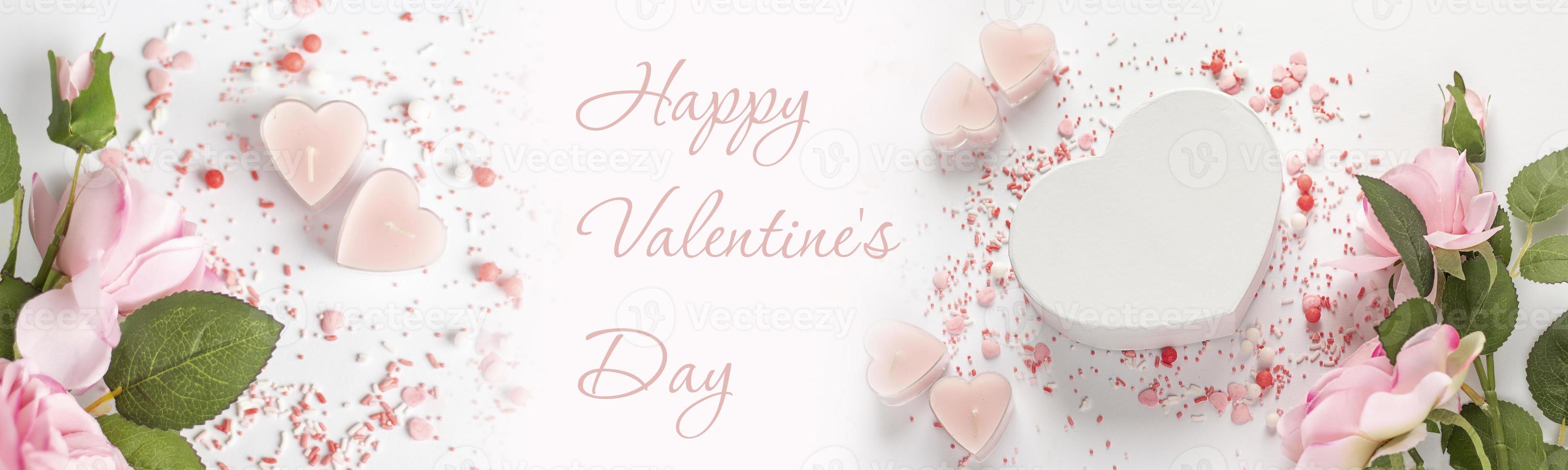 Valentinstag. Valentinstag Hintergrund. valentinstagkonzept rosa rosen und ein geschenk auf einem rosa hintergrund. Inschrift Happy Valentinstag. Kerzen. Banner. foto