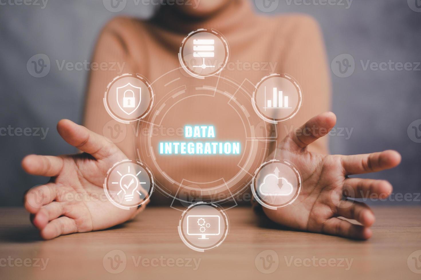 Datenintegrationskonzept, Personenhand, die das Datenintegrationssymbol auf dem virtuellen Bildschirm hält. foto