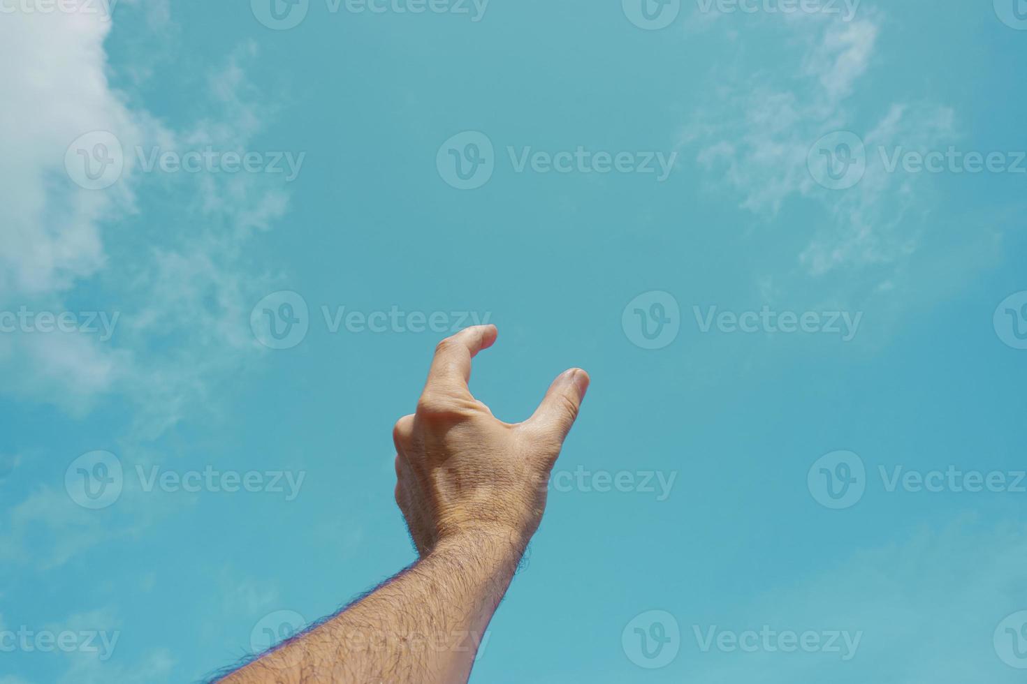 Hand hoch gestikulierend in den blauen Himmel, Gefühle und Emotionen foto