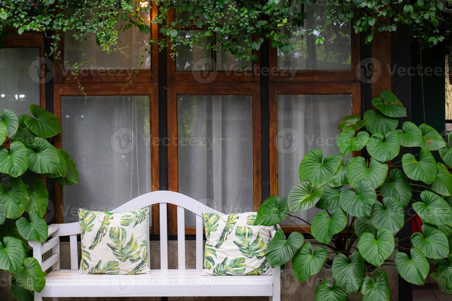 weiß sitzbank modern outdoor grün wie garten natur. foto