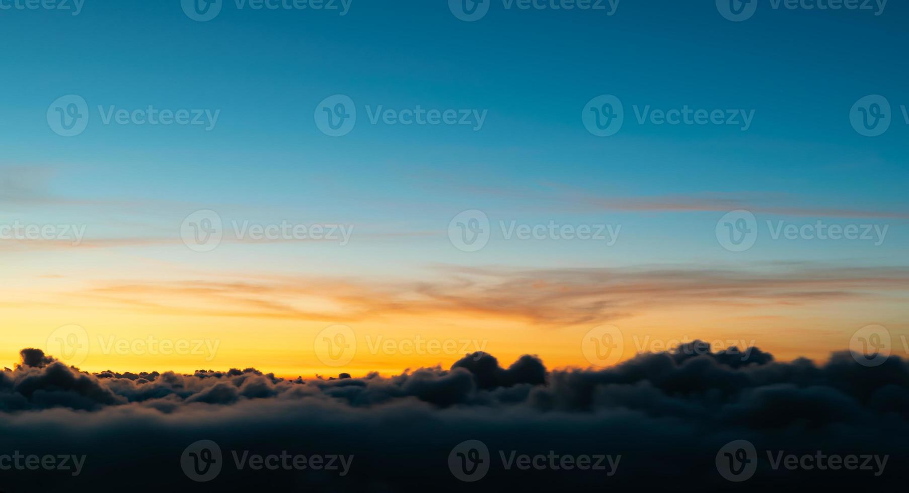 Wolkengebilde mit Berg, schwebendes Wolkenmeer. foto