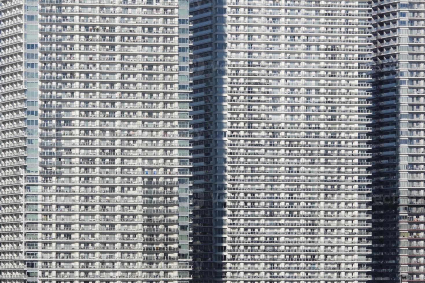 dichtes urbanes leben in einer reihe von wolkenkratzern in tokio, japan foto