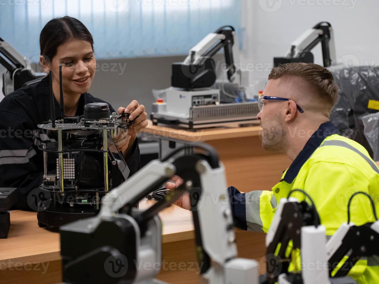 ingenieur mann person gespräch diskussion sprechen arbeitspersonal mitarbeiterin techniker fertigungsindustrie stahlgetriebe roboter wartung ausrüstung erbauer lagerhaus terminal bauleiter fabrik foto