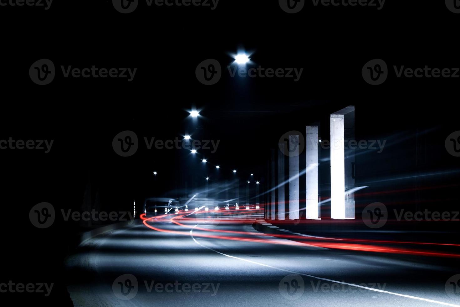 dunkler Tunnel mit fahrendem Fahrzeug. Tunnel mit Lichtspuren. foto