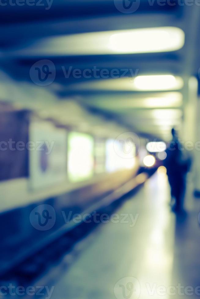 verschwommenes Bild einer U-Bahn-Plattform mit menschlicher Silhouette. foto