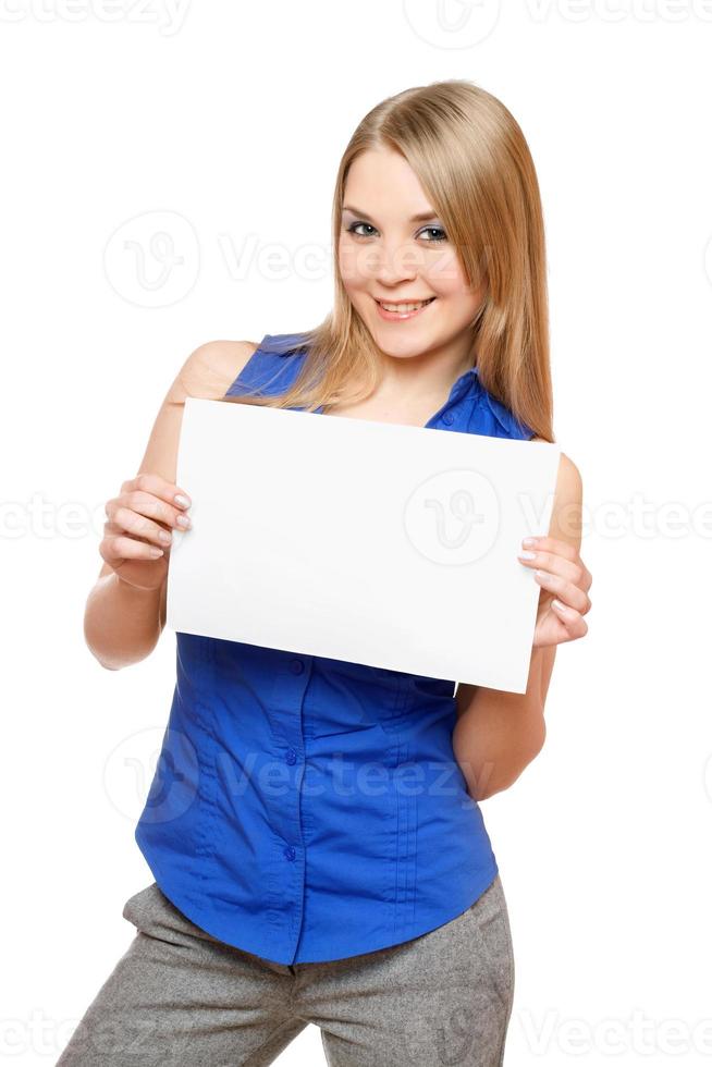 fröhliche junge Frau, die leere weiße Tafel hält foto