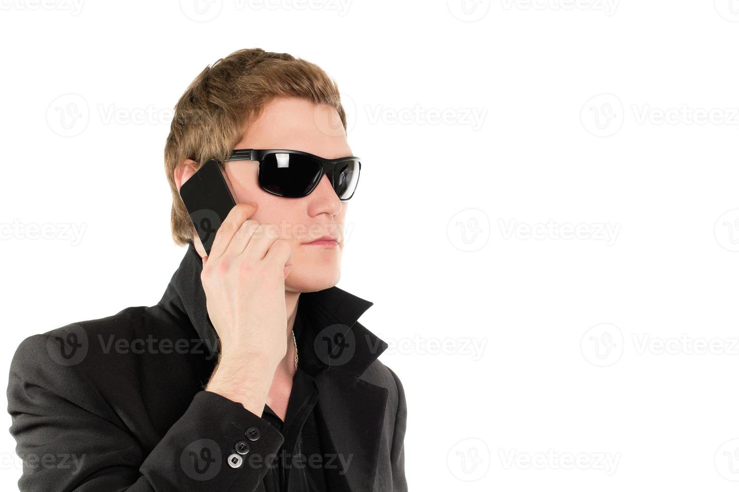 Mann in Schwarz mit Telefon foto