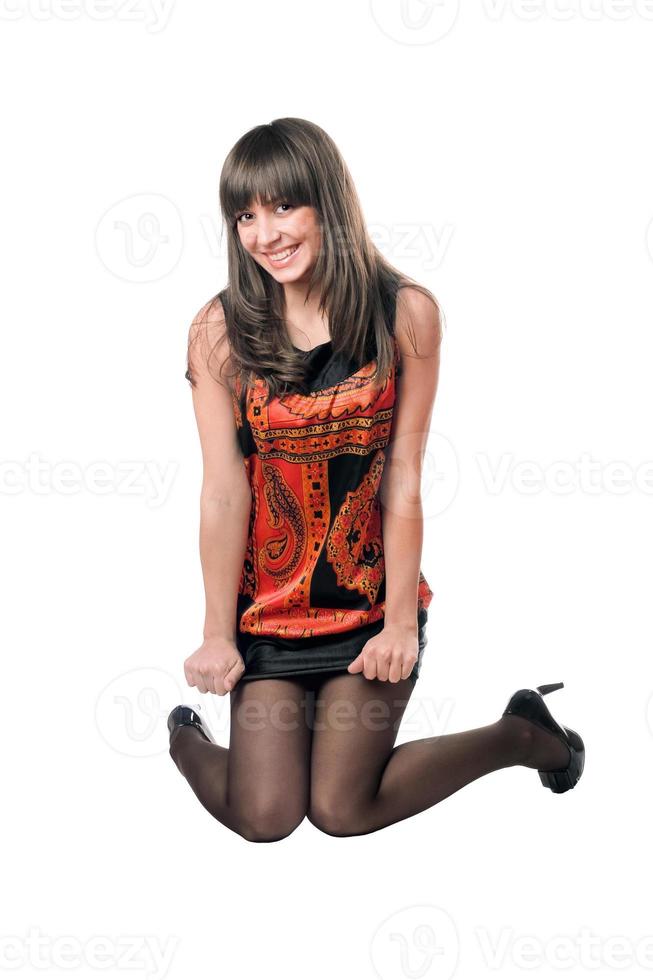 Junge kaukasische Frau springt foto