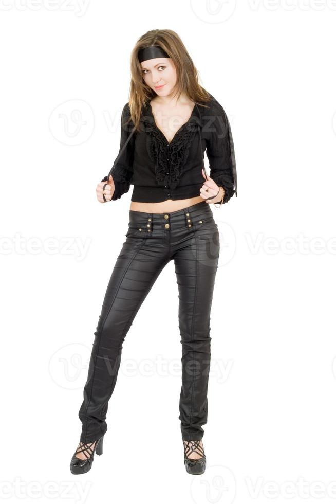 schöne junge Frau in schwarzer Lederhose foto